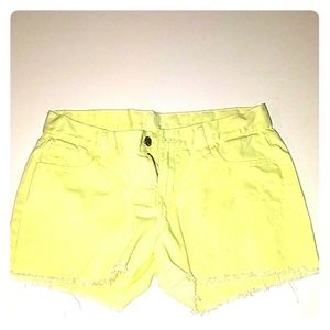 Shorty shorts with frayed edging.